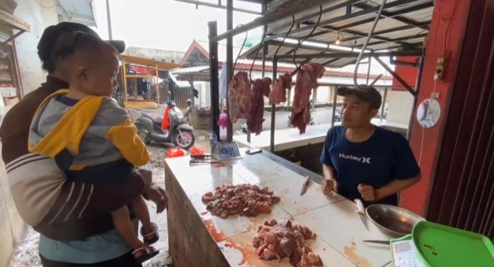 Penjual daging sapi di Pasar Ciruas (Bantentv.com/ Riki)