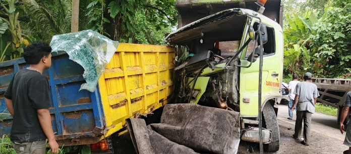 Kecelakaan lalu lintas truk adu banteng di Lebak (Bantentv.com/ Nano)