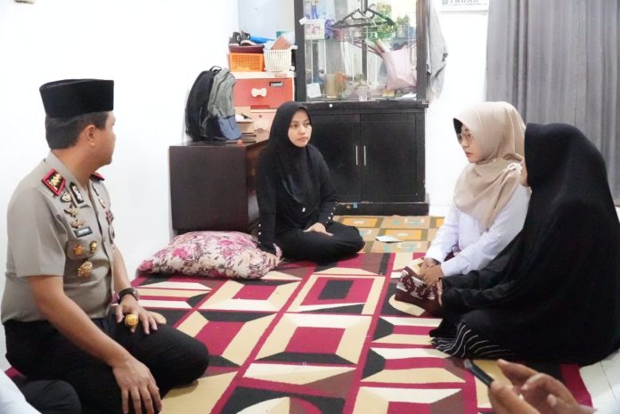 Bupati Pandeglang Raden Dewi Setiani saat takziah ke rumah duka almarhum Khairi Rafi korban kecelakaan lalu lintas (Bantentv.com/ Rangga)