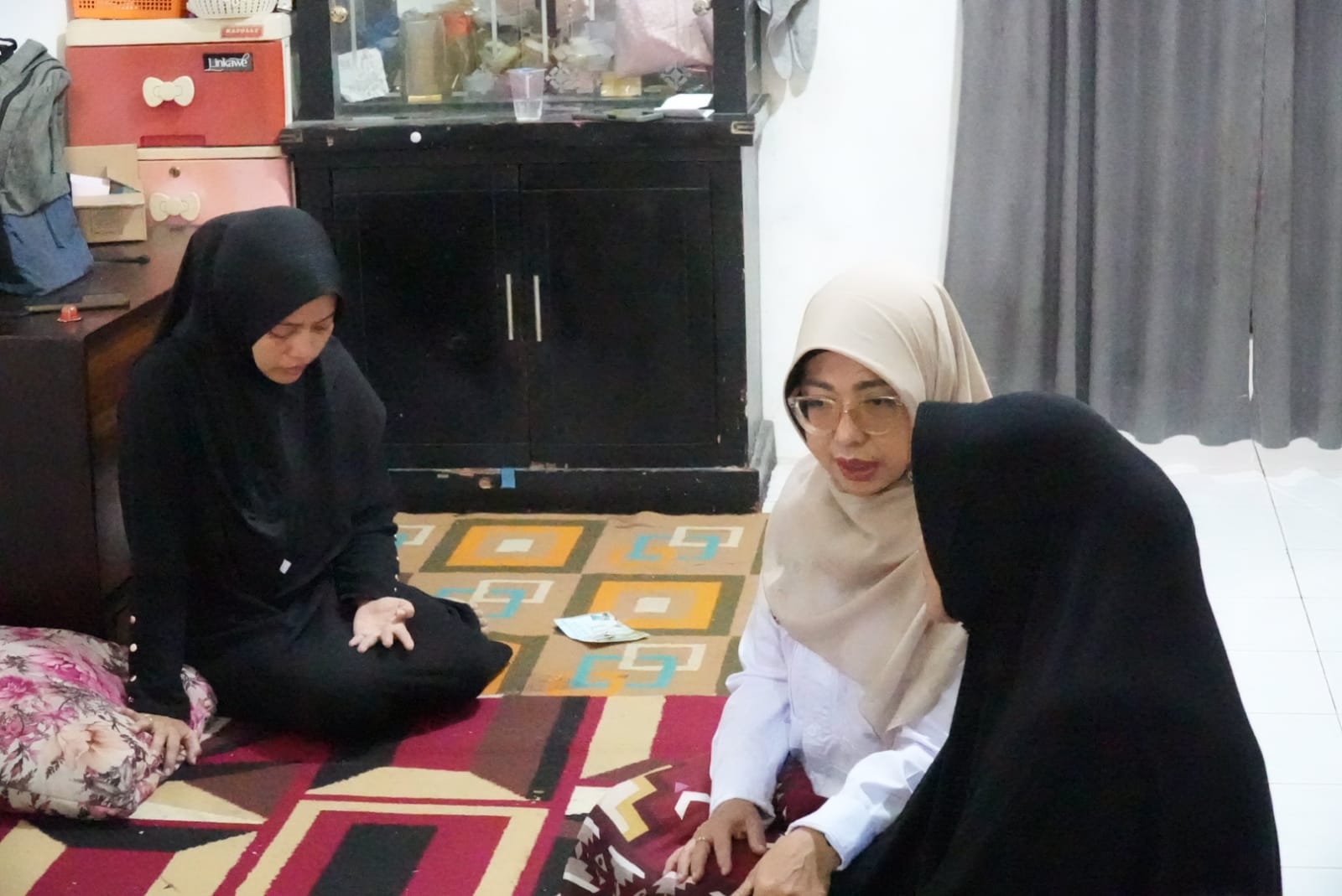 Bupati Pandeglang Raden Dewi Setiani saat takziah ke rumah duka almarhum Khairi Rafi korban kecelakaan lalu lintas (Bantentv.com/ Rangga)