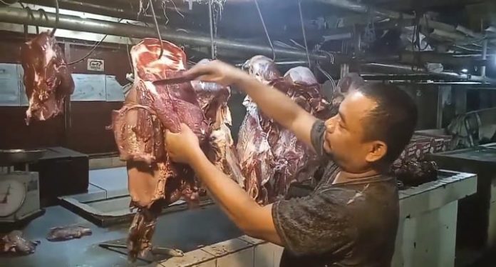 ‎Pedagang sapi di di Pasar Tradisional Rangkasbitung tetap berjualan meski harga naik (Bantentv.com/ Nano)