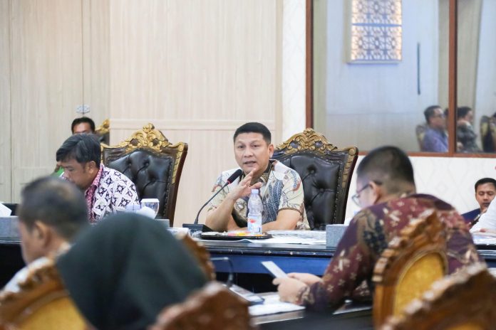 Sekretaris Daerah Provinsi Banten, Deden Apriandhi pimpin rapat koordinasi persiapan HPN 2026 di Pendopo Gubernur Banten, KP3B, Kecamatan Curug, Kota Serang. (Foto: Adpim Banten)