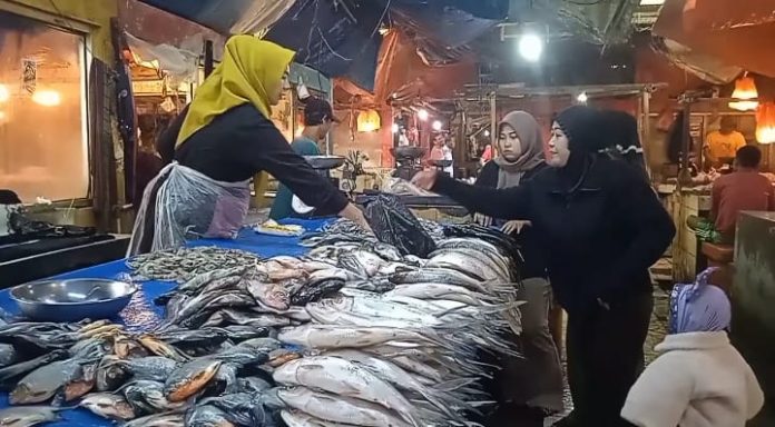 Harga ikan laut di Pasar Tradisional Rangkasbitung,  Kabupaten Lebak, Banten, mengalami kenaikan signifikan (Bantentv.com/ Nano)