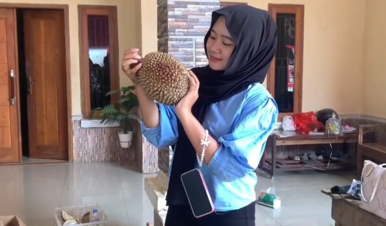 Salah seorang pengunjung berburu durian di kawasan adat Baduy (Bantentv.com/ Nano)