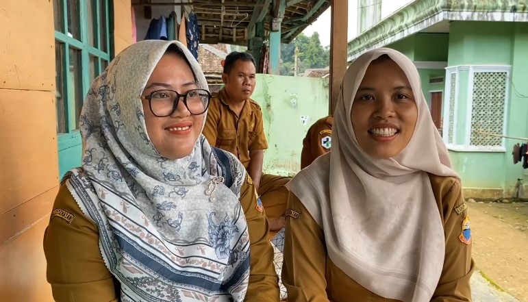 Dita dan Lina, dua bidan Desa Cibarani (Bantentv.com/ Nano)