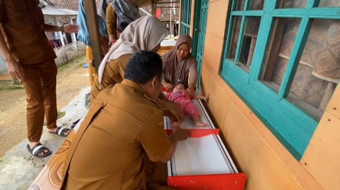 Pelayanan kesehatan yang diberikan oleh bidan di Desa Cibarani, Kecamatan Cirinten (Bantentv.com/ Nano)
