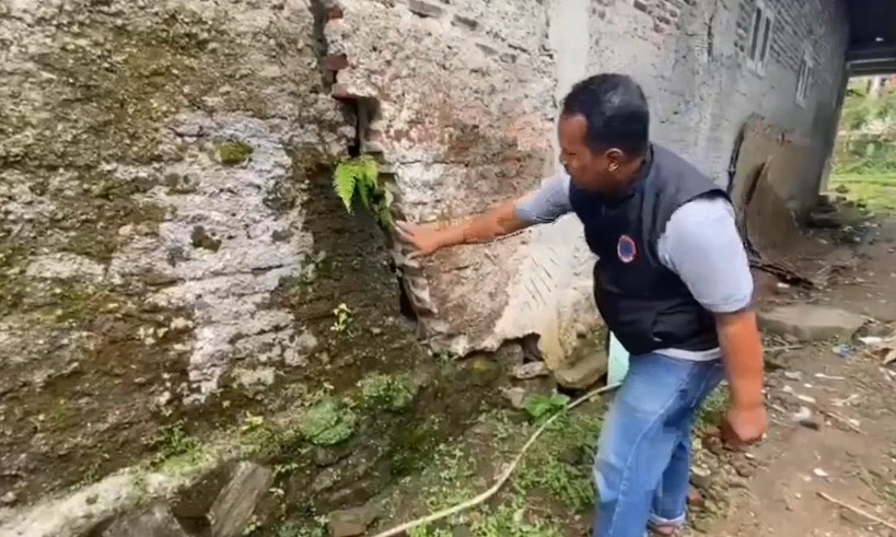 Rumah yang rusak akibat pergeseran tanah (Bantentv.com/Nano)