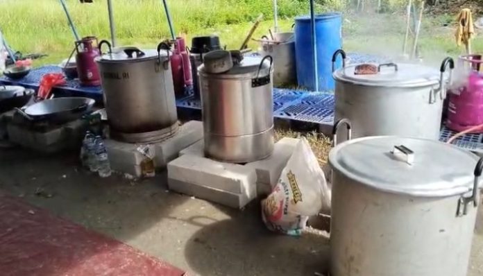 Aktivitas dapur umum di posko pengungsian Kecamatan Carenang
