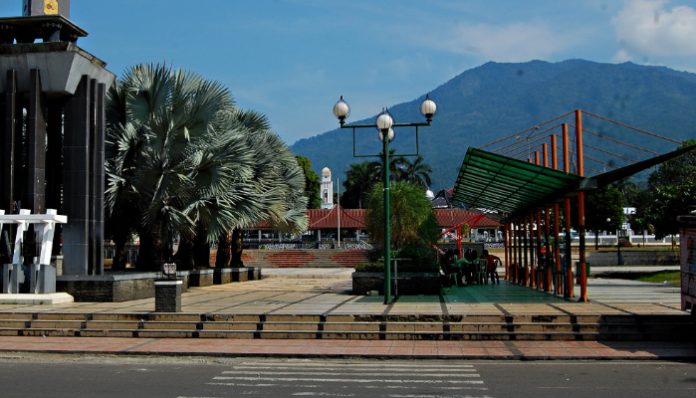 Alun-alun Pandeglang jadi tempat favorit Ngabuburit saat Ramadan.