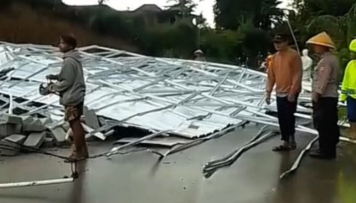 Angin Kencang Terbangkan Atap Dapur MBG di Mancak