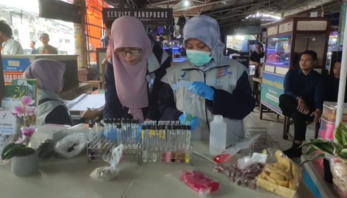 Petugas BPOM Serang saat melakukan pengujian sampel makanan dalam sidak keamanan pangan Ramadan di Pasar Badak Pandeglang. (Foto: Bantentv.com)