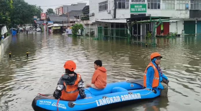 Hujan deras semalaman, Banjir Tutup Jalan Ceger Raya Tangsel.