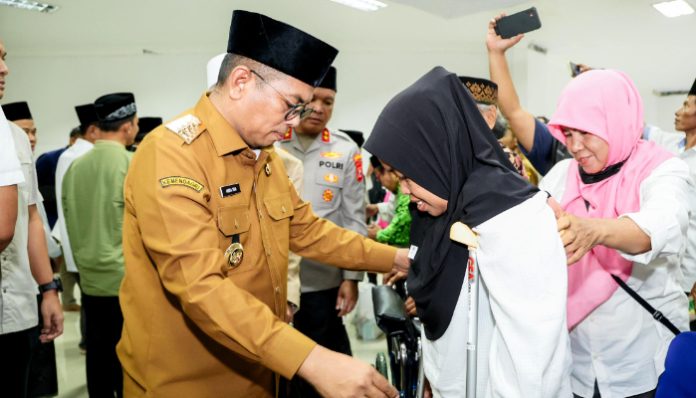 Gubernur Banten Andra Soni memberikan bantuan kursi roda, di acara Safari Ramadan 2026di Masjid Raya Al Banatni, KP3B Curug, (23/2).