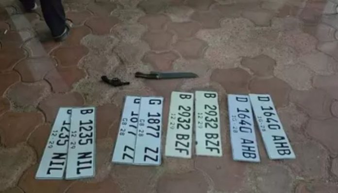 Barang bukti yang ditemukan di mobil Toyota Calya milik pengendara yang ugal-ugalan di Jalan Gunung Sahari, Jakarta Pusat, Kamis, 26 Februari 2026 (Foto/Beritasatu)