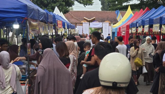 Deretan lapak takjil di Bazar Ramadan “Kadaharan Buka Puasa” ramaikan hari pertama puasa di Pandeglang. (Foto: Bantentv.com)