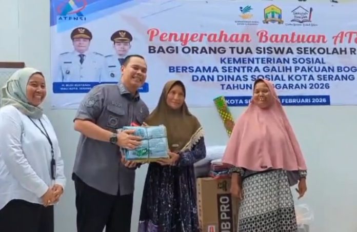 Wali Kota Serang Budi Rustandi menyalurkan bantuan atensi untuk orang tua siswa Sekolah Rakyat (Bantentv.com/ Jaya)