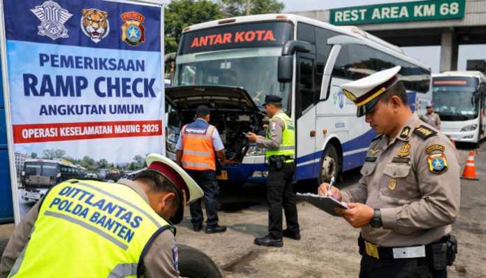 Ditlantas Polda Banten Gelar Ramp Check Bus di Rest Area KM 68 Tol Tangerang–Merak. (Foto: Ai)