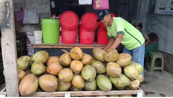 Es Kelapa Muda Ramai Diburu di Cikande saat Ramadan