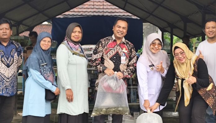 Kepala Dinas Perikanan Pandeglang (tengah) saat menyambut kunjungan Bupati Dewi Setiani ke BBI Cipeucang (Bantentv.com/ Rangga)