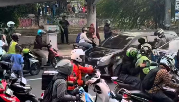 Mobil Calya Hitam Nopol D 1640 AHB saat menghindari pengejaran petugas di jalan (Instagram/@amq_mnl)