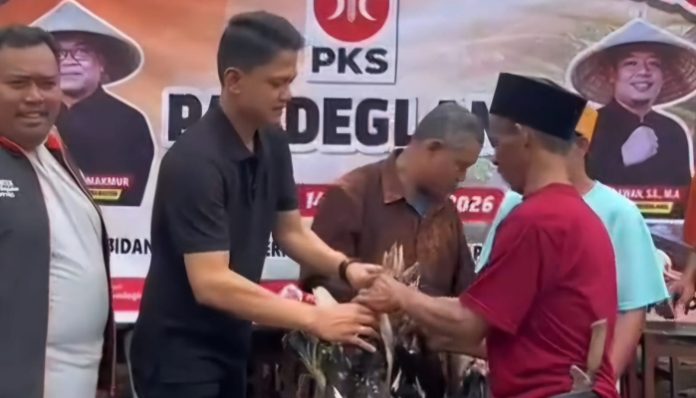 DPD PKS Pandeglang saat menggelar pasar tani (Bantentv.com/ Rangga)