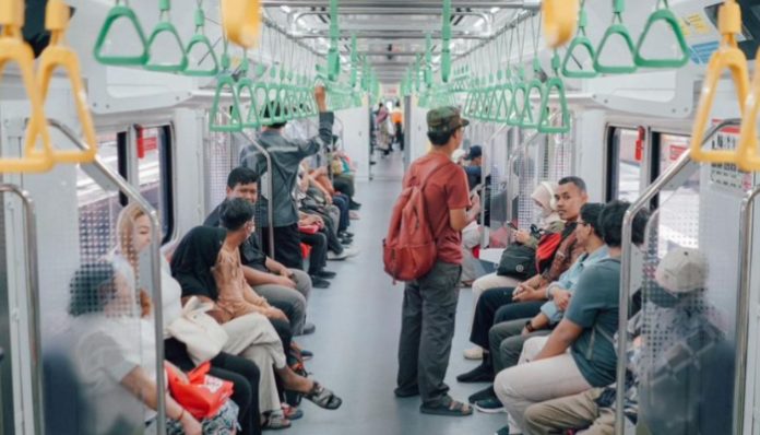 Aturan berbuka puasa di dalam Commuter Line (KRL) (kci.id)