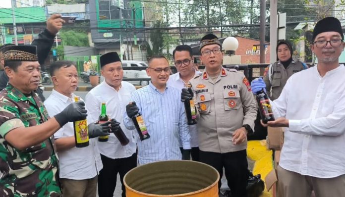 Polsek Ciputat Timur memusnahkan miras dan senjata tajam hasil operasi (Bantentv.com)