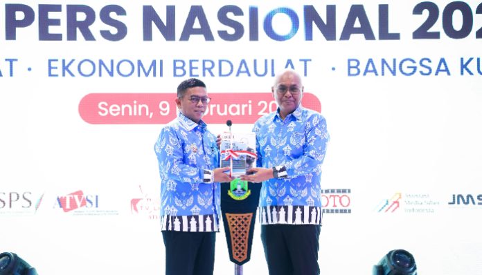 Gubernur Banten Andra Soni Raih PWI Awards di Puncak HPN 2026