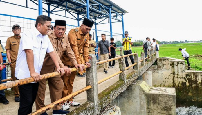 Gubernur Banten Andra Soni saat meninjau sekaligus menguji operasional pintu air Bendung Sarakan, Selasa (24/4/2026).