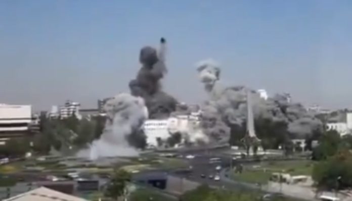 Screenshot dari video menampilkan ledakan di Haifa, Israel, yang dilaporkan sebagai bagian dari serangan balasan Iran terhadap serangan Israel–AS sebelumnya. (Video: TehranTimes/X)