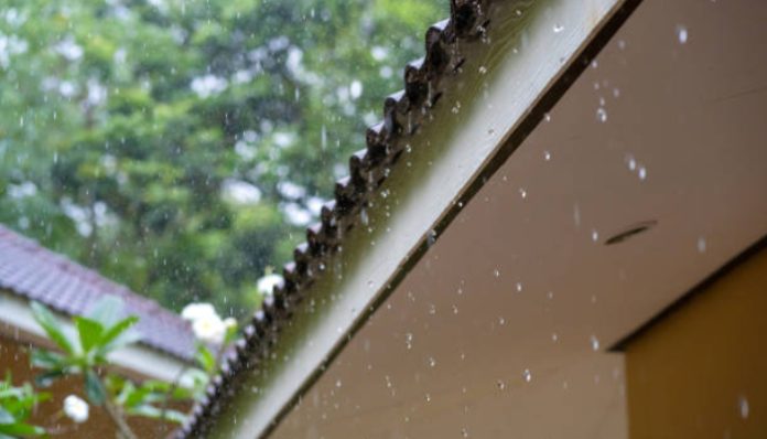 Ilustrasi atap rumah terkena air hujan (Foto/iStockphoto)