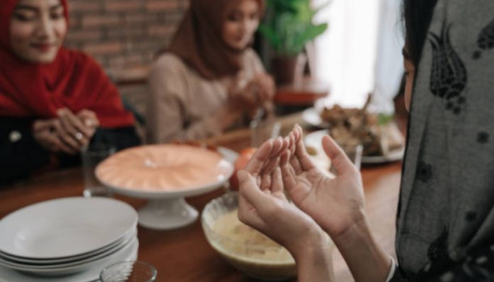 Ilustrasi seseorang melafalkan niat puasa Ramadan (Foto/iStockphoto)