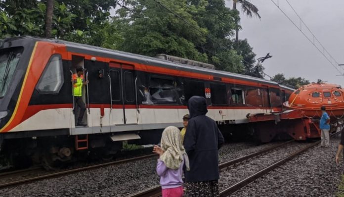 Kereta Api Bandara Internasional Soekarno-Hatta anjlok setelah menabrak truk pengangkut kapal penyelamat di perlintasan Stasiun Poris, Batu Ceper, Kota Tangerang, Jumat (20/2).