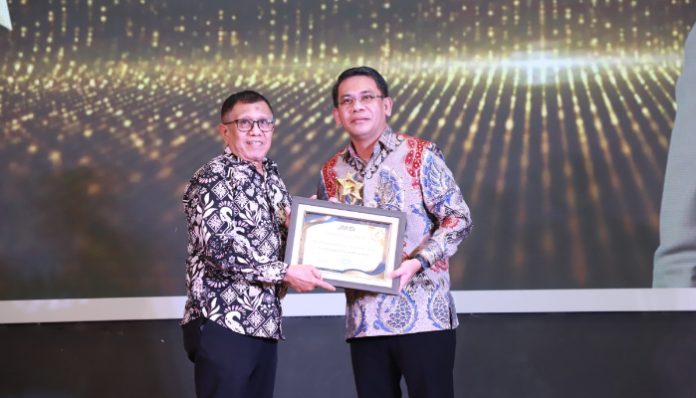Kakanwil BPN Banten Harison Mocodompis Raih Golden Leader 2026