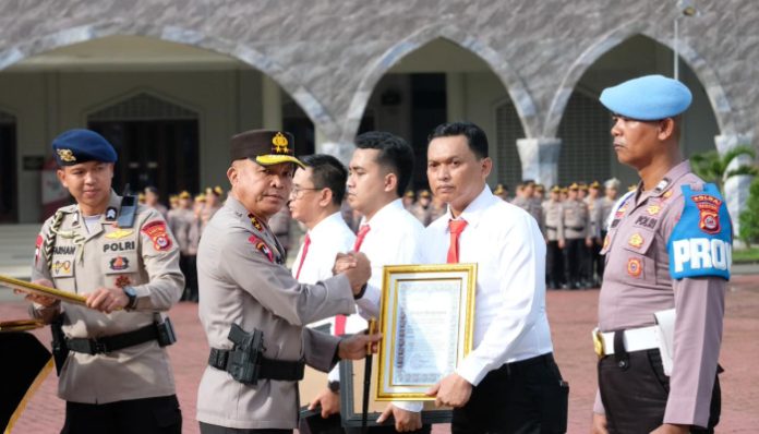 Kapolda Banten Beri Penghargaan di Hari Kesadaran Nasional