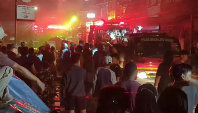 Kebakaran Gudang Dekorasi, 4 Bangunan Hangus