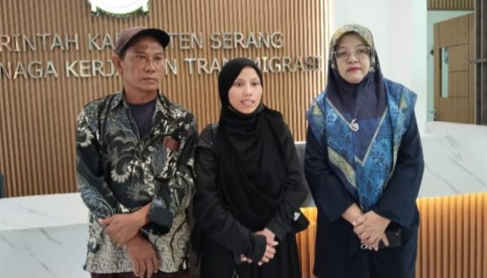 Kepala Disnakertrans Kabupaten Serang, Diana Ardhianty Utami, bersama Latiyah