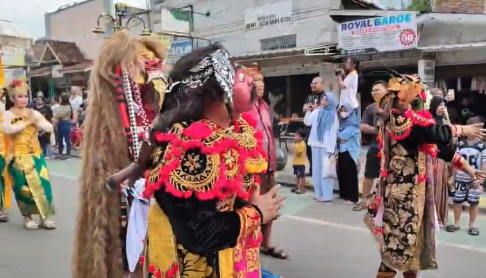 Warna-warni kirab budaya, doa lintas Agama, dan semangat persaudaraan menyatu di kawasan Royal Baroe, Kota Serang, Minggu 15 Februari 2026. (Foto: Bantentv.com)