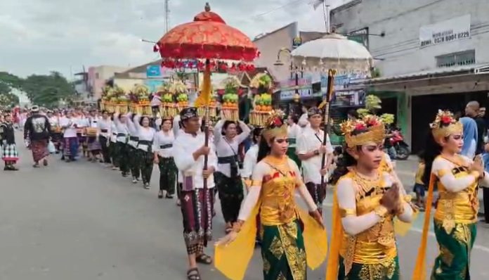 Warna-warni kirab budaya, doa lintas Agama, dan semangat persaudaraan menyatu di kawasan Royal Baroe, Kota Serang, Minggu 15 Februari 2026. (Foto: Bantentv.com)