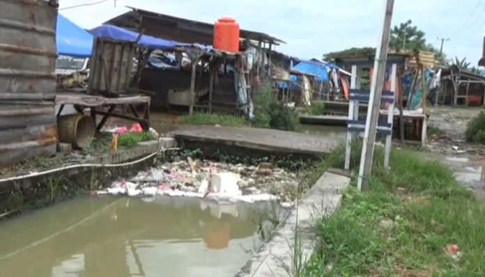 Kondisi sampah yang menggunung di sungai di Kota Cilegon