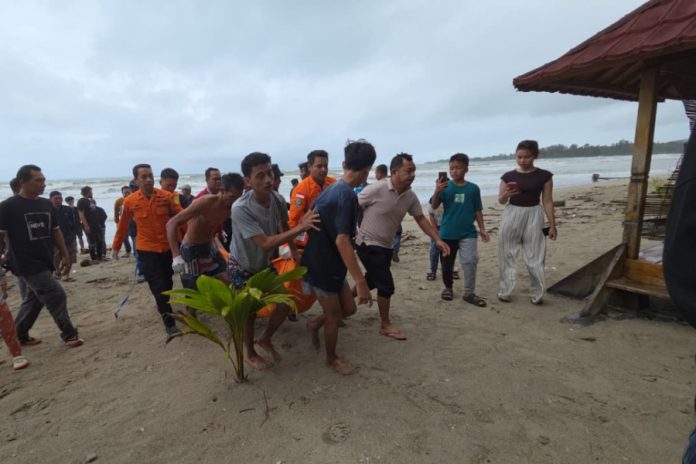 Tim SAR Gabungan berhasil menemukan remaja asal Tangerang yang dilaporkan terseret arus ombak di Pantai Camara. (Foto: Istimewa)