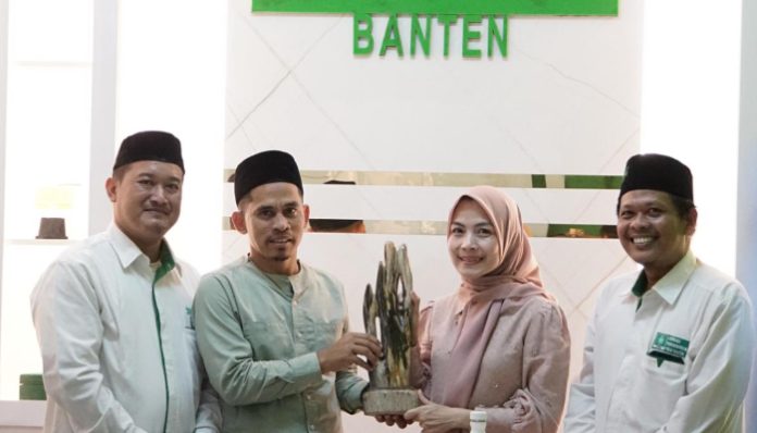 Bupati Serang Ratu Rachmatuzzakiyah saat menerima perwakilan LPNU Banten dan Pengurus Muslimat NU Banten di Kantor Wilayah NU Banten.