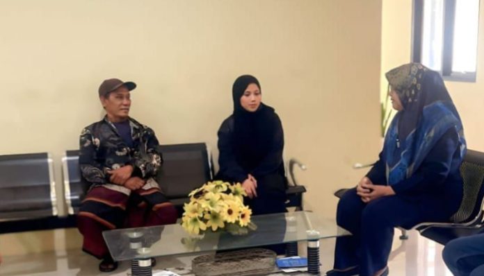Kepulangan Pekerja Migran (PMI) Asal Kabupaten Serang Latiyah, disambut haru oleh keluarga.