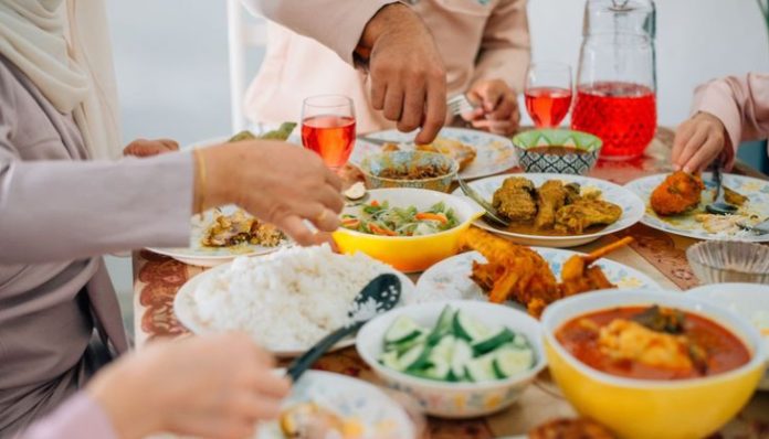 Makan Sahur Bersama Keluarga. (Foto: Pinterest)