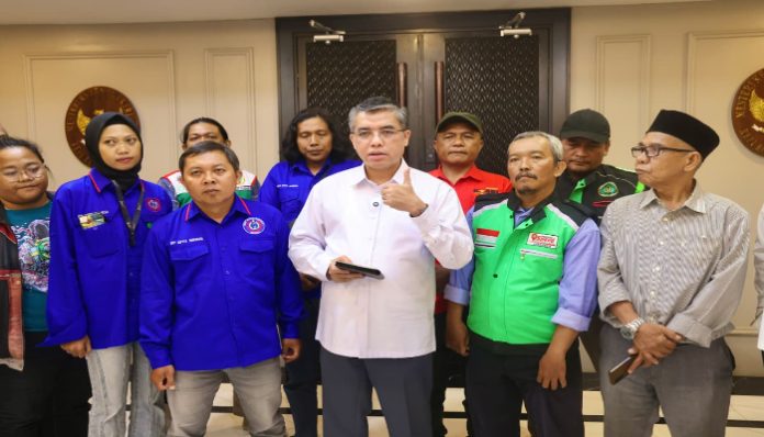 Menaker minta ojol dan kurir online manfaatkan diskon 50 persen iuran jaminan sosial (foto Biro Humas Kemnaker)