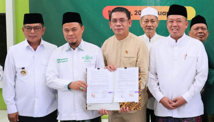 Menteri ATR Nusron Wahid menyerahkan 13 sertipikat tanah wakaf untuk rumah ibadah dan lembaga pendidikan keagamaan.