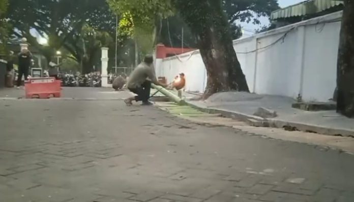 Tradisi membunyikan meriam di Masjid Agung Al-Araaf, Rangkasbitung, penanda waktu berbuka puasa dan sahur. (Foto: Bantentv.com)