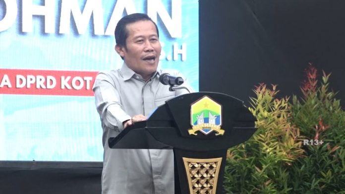 Ketua DPRD Kota Serang Muji Rohman memberikan apresiasi terhadap kinerja Budi-Agis dengan memberikan nilai 7 (Bantentv.com/ Jaya)