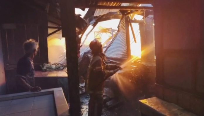 Petugas Damkar sedang berupaya memadamkan api agar tidak meluas. (Foto: Bantentv.com)