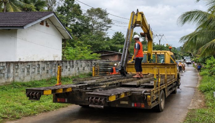 Pemerintah Provinsi Banten mulai melakukan pemasangan jembatan darurat jenis Bailey di Desa Sinar Jaya, Kecamatan Mandalawangi, Kabupaten Pandeglang. (Foto: Bantentv.com)